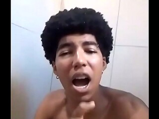 PRETINHO SAFADO BATENDO UMA NO BANHEIRO AO SOM DE PABLO DO ARROCHA