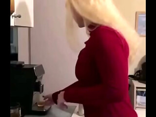 J'_invite un abonn&eacute_ pour faire connaissance autour d'_un caf&eacute_, et je lui vide les couilles comme j'_aime