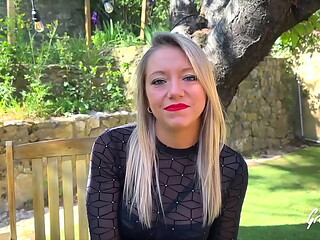 Ashley, jolie blonde, gobe de la bite comme une reine