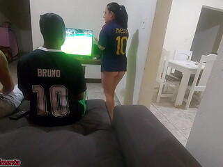 tive que fazer sexo com amigo do meu marido por causa de uma aposta, mas fiquei com tes&atilde_o e acabei fazendo DP com os dois