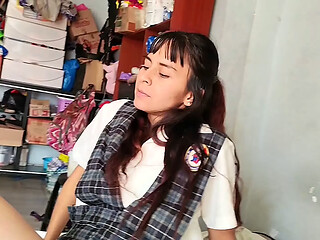 Se viste de colegiala para aprovechar en ser cogida y obtener un beneficio, ufff que profundo me la meti&oacute_ y me marc&oacute_ mis nalgas