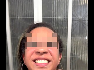 Abordagem a desconhecidos em dose dupla...primeiro no banheiro do Shopping e depois do bloco dentro do metro: duas gozadas na boquinha, duas fodas no p&ecirc_lo!