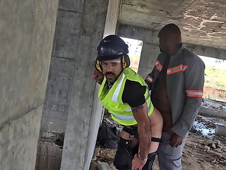 Dois oper&aacute_rios esperando todos irem embora pra transar no pr&eacute_dio em obra que eles trabalham, fetiche dos machos