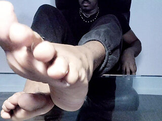 I Expose My Bright Male Soles (2025)