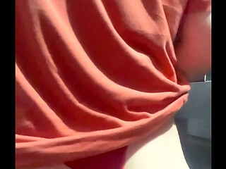 Dan&ccedil_ando e rebolando muito de fio-dental vermelho