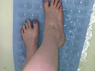 Amateur Foot Fetish Girlfriend Sucks and gives a Footjob