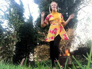 Amateur Outdoor Brunette Masturbates