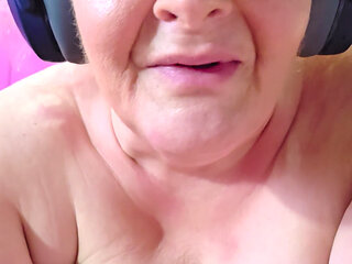 Sexy Bitch Is at the Top of Her Class with Gapping Glass