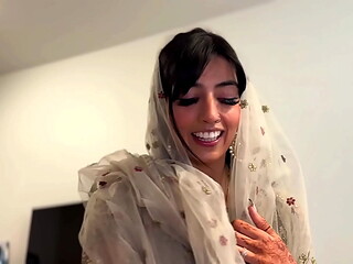 Voy a hacer tiktoks con una influencer musulmana antes del Eid y me la acabo follando mientras el marido est&aacute_ de viaje