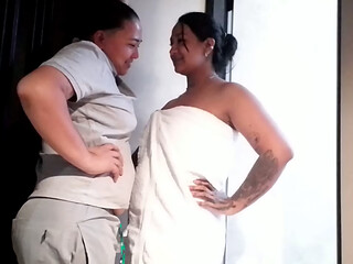 toma tu propina espero te guste, exclamo la dulce princesa antes de dar una mamada profunda
