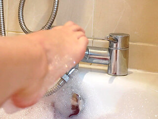 Bathtime with a Giantess