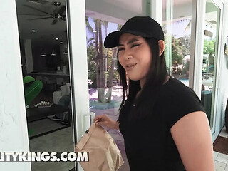 REALITY KINGS - Emerald Loves Fucks Her Biggest Fan After a Simple Delivery