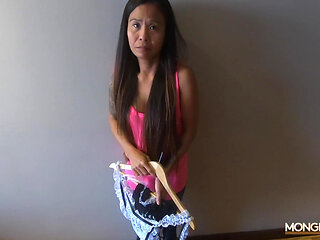 Tattooed Pinay Serves Big Dick With High Price