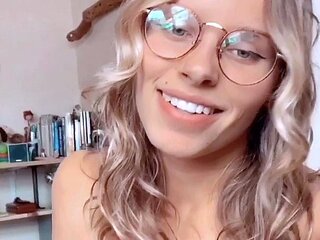 Amateur sweet blonde babe sucking cock