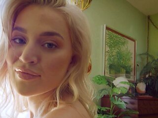 Curvy teen model Blake Blossom goes nude