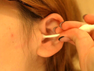 I Clean My Ears with a Cotton Swab and Show You.