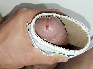 DESPERATE HANDJOB, PUBLIC BATHROOM SHOPPING MALL, BIG COCK AND VENOZA
