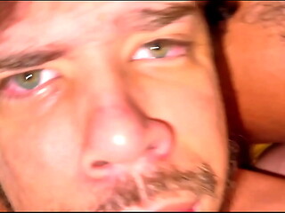 TWINK GRITANDO DE TES&Atilde_O SENDO FODIDO POR DOIS MACHOS.