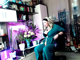 A mature whore, a webcam model, sucks her husbands dick after private sessions with strangers.!. (20)