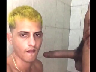 Muleque que estava jogando futebol no campo em frente ao meu port&atilde_o veio me botar pra mamar no sigilo