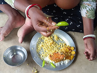 Desi bhabhi ne machhi chawal khaya