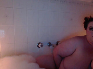 Join me in the bath! I lit some candles, made bubbles and treated myself to a long, hot orgasm! Arent I adorable?
