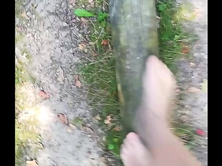 Outdoor Balancieren in Feinstrumpfhose