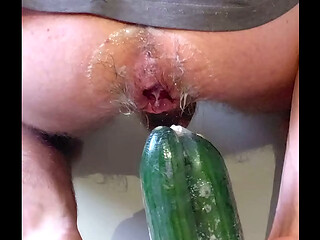 Four cucumbers brought a hot twink to an anal orgasm hands-free.