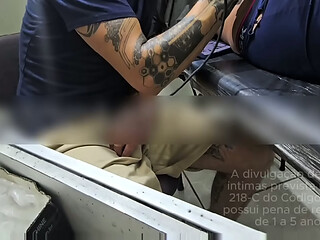 No meio da tatuagem ele enfiou a m&atilde_o na minha rola