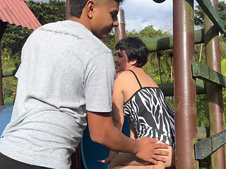 Mis Padrastros Contratan a Un Nuevo Jardinero, Me Encanta Como Se Ve Y Me Pongo Cachonda Hasta Terminar Follandomelo Duro.