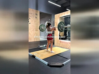 Amateur gym girl gets an accidental squirt during a deadlift in this spicy