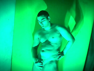 Musculoso y Vigoroso Caballero Sexy Number 1 Masturbando su grande pene de 18 Cent&iacute_metros con colorimetr&iacute_a azul y verde - Solitario