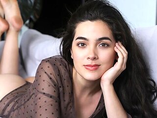 Brunette girlfriend Judith Cox knows how to play with her crack