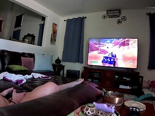 Gamer girl shows big tits while playing Fortnite