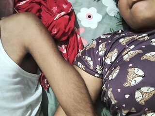 Desi bhabhi gave hot blowjob and huge handjob cumshot