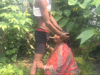 Indian desi housewife ki chudai ki jungle mein outdoor