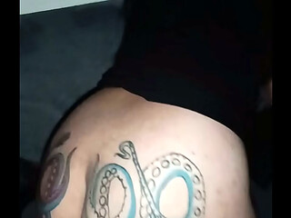 Gordita blanquita es follada en la sala de su casa sexo amateur