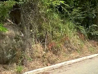 Esposa se encontra com o comedor e tira a calcinha na rua ! casada putinha