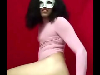 Joven travesti juega con su dildo negro - YiYiCallejera