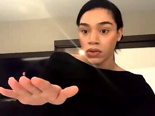 Webcam beauty and her toys have solo sex