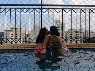 Minha amiga largou o boy lixo e para se vingar fodemos em p&uacute_blico na piscina do pr&eacute_dio