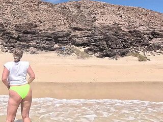 Naughty blonde milf plays with her juicy camel toe pussy under water while