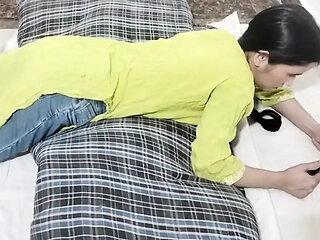 Soyi hui step daughter ko ghar me pakad ke jabar dasti pela