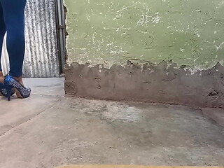 Thal&iacute_a con tacones azules