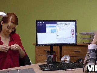 Vip4k. der kreditantrag wurde abgelehnt, weshalb sich die rothaarige Isabella Lui auszieht