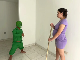 &iexcl_ M&eacute_temela toda peque&ntilde_o enano... no pares ! embarazada rubia gimiendo mientras el enano disfrazado la penetra duro por su co&ntilde_o.
