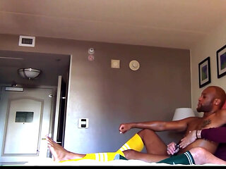 Kennie Jai Gets Massaged From Coach