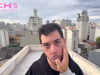 Gostosos se exibem em lugares p&uacute_blicos