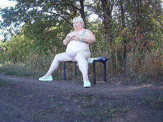 Mother-in-law in the park undresses and masturbates to orgasm on a bench
