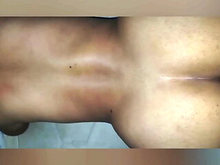 Morena le gusta coger en sus d&iacute_as!! Hermanastro cachondo se mete a la habitaci&oacute_n de su hermanastra mientras ella descansa!!! La cojo duro y profundo de perrito!!